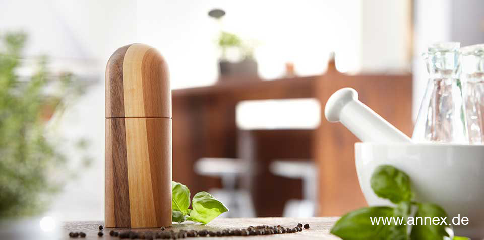 natur_massiv_holz_gewuerz_pfeffer_muehle_geschenk_praesent