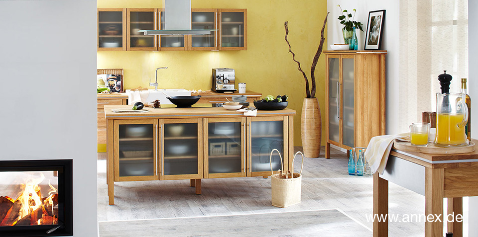 massivholzkueche-mit-grosser-kochinsel