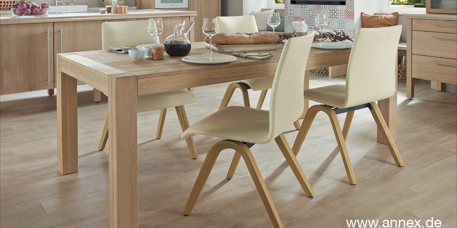 annex-edelweisser-tisch-mit-funktionellen-stuehlen