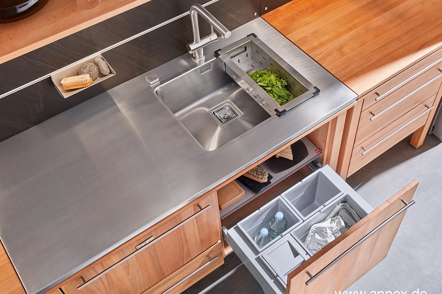 annex-spuele-nahtlos-in-die-edelstahlarbeitsplatte-eingeschweisst
